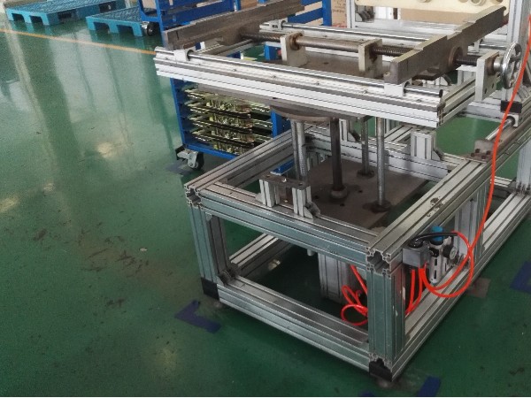 工業(yè)鋁型材生產(chǎn)廠家，除了生產(chǎn)鋁型材，還包括連接件